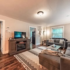 Cozy Downtown Bungalow - Hot Tub, AC, Parking