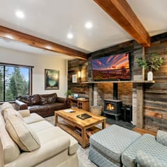 Lake Views, Hot Tub, Sauna, Pool Table, Parking