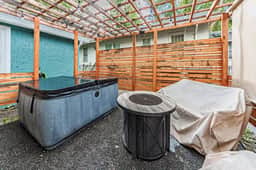 Cozy Downtown Bungalow - Hot Tub, AC, Parking