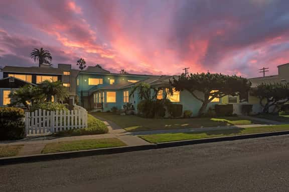 706 S Pacific Unit B · Steps From Beach, Panoramic Ocean Views, W Parking - Image 1