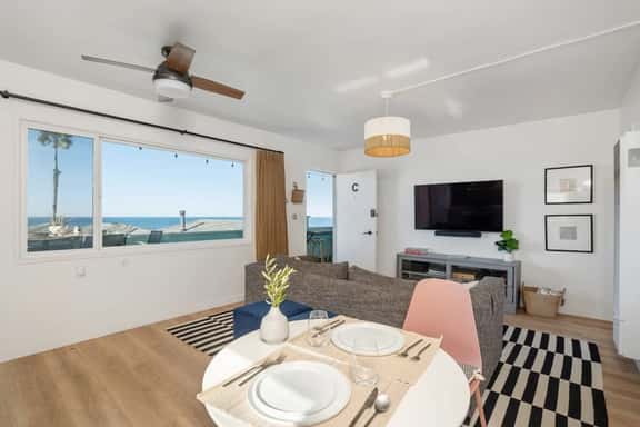 706 S Pacific Unit C · Steps From Beach, Panoramic Ocean Views & Parking - Image 1