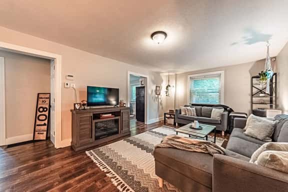 Cozy Downtown Bungalow - Hot Tub, AC, Parking - Image 1