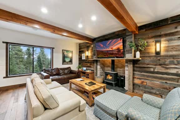 Lake Views, Hot Tub, Sauna, Pool Table, Parking - Image 1