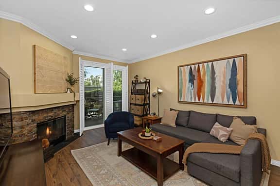 Spacious & Cozy w/ AC, Pool, Hot Tub, Gym, Parking - Image 1