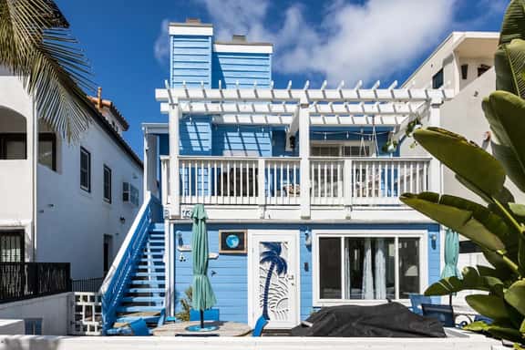 Steps From Beach & Bay With Parking & Rooftop Deck - Image 1