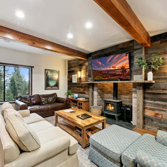 Lake Views, Hot Tub, Sauna, Pool Table, Parking - Image 1