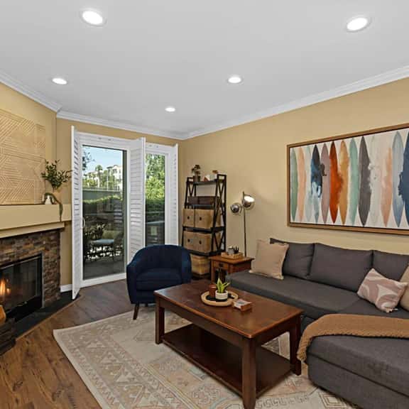 Spacious & Cozy w/ AC, Pool, Hot Tub, Gym, Parking - Image 1
