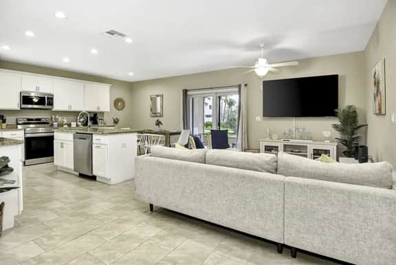 6 BEDROOMs, Walk to Beach, Game Room, Parking, AC