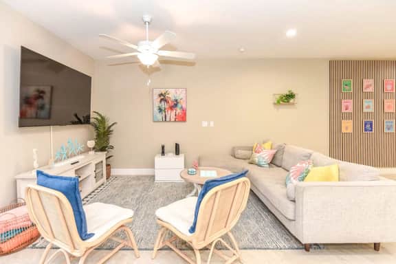 Beach Bliss, 5 MIN to BEACH-Game Room, Parking, AC