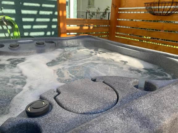 Cozy Downtown Bungalow - Hot Tub, AC, Parking