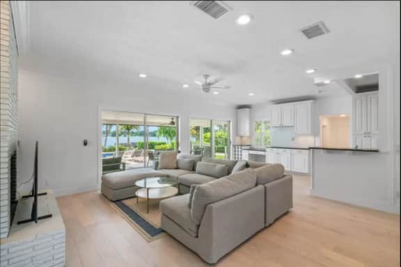 Lake House + Pool, Dock, Walk to Universal Studios