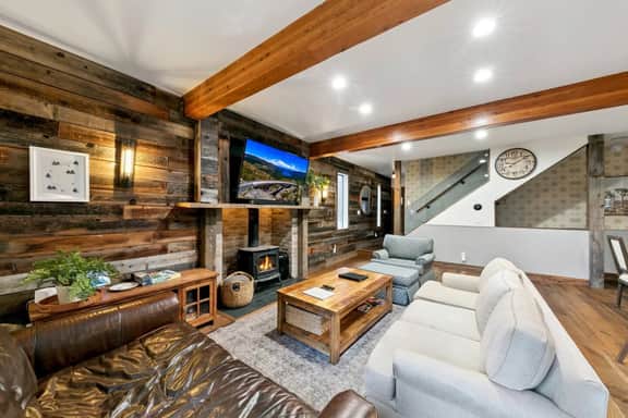 Lake Views, Hot Tub, Sauna, Pool Table, Parking