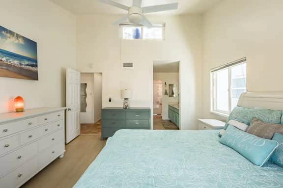 Steps From Beach & Bay With Parking & Rooftop Deck