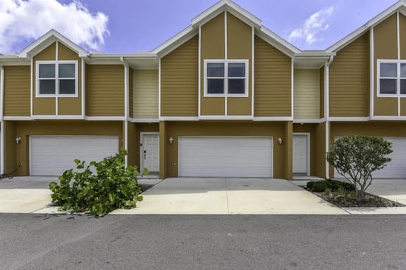 6 BEDROOMs, Walk to Beach, Game Room, Parking, AC